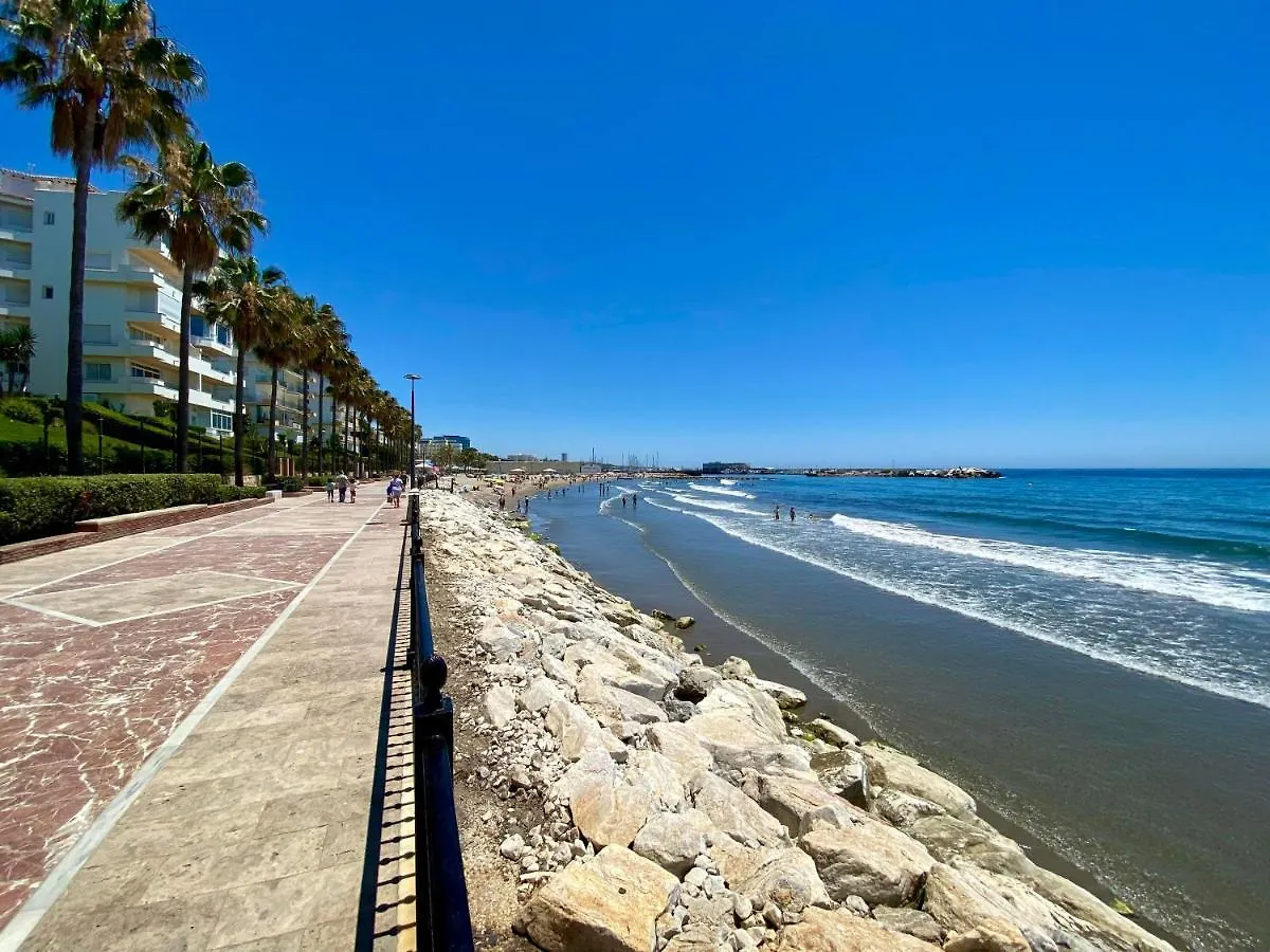 Apartment Overlooking The Beach Μαρμπέλλα