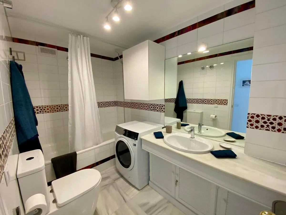 Apartment Overlooking The Beach Μαρμπέλλα